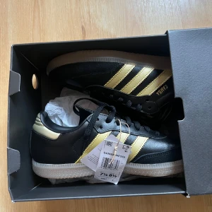 Adidas Samba Messi i svart och guld - Svartguldiga Adidas samba i storlek 40 2/3. Aldrig använda pga för liten storlek. Kommer med prislapp och skokartong. 