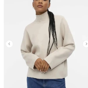 Beige polotröja - Snygg beige polotröja med lång ärm och en stilren design. Perfekt för en minimalistisk look och passar bra till jeans eller kjol. Tröjan har en hög krage som ger extra värme och stil., har liten sminkfråga på kanten som inte syns, kommer naturligtvis tvätta den innan den postas