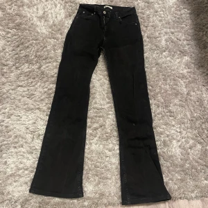 Svarta bootcut jeans - Snygga svarta bootcut jeans med klassisk design. De har en normal passform.