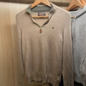 Beige half zip - Säljer en stilren beige tröja från Morris med dragkedja och liten broderad logga på bröstet. Tröjan har långa ärmar och ribbade muddar vid ärmslut och nederkant. Perfekt för en avslappnad och lugn stil! Står storlek L i men den krympte i tvätten och passar nu dig med S helt perfekt! Nästan i nyskick inget synligt fel! Tröjan är av merinoull vilket är inprincip precis som Kashmir, håller dig varm och är sjukt snyggt!