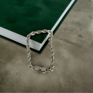 Stockholm lyxarmband 925 silver - Säljer ett oanvänt armband i silver. 6 mm bred 21 cm lång, priset är diskuterbart