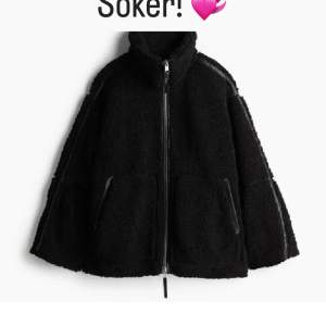 Söker denna H&M teddy jacka i svart, söker den även i beige! Söker i storlek XS💞kan tänka mig att betala en del men självklart beroende på skick!    Kontaka mig och hör av er ifall ni säljer antingen den svarta eller beiga ! 💞