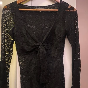 Svart spetstopp från Design by Si - Svart spetstopp från design by Si! Köpt för ungefär 1 år sedan. Använd få gånger men inga tecken på det:) Säljer pga använder för sällan. Kontakta mig för fler bilder eller prisförslag:)