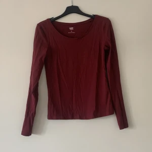 Vinröd långärmad topp från 157 - Säljer en vinröd långärmad topp från 157 i storlek XS. Tillverkad av 95% bomull och 5% elastan, vilket ger en skön och stretchig passform. Perfekt för en stilren och bekväm look. 💫