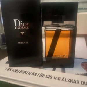 Dior Homme Intense - Säljer en elegant och maskulin parfym, Dior Homme Intense. Flaskan är stilren med en fyrkantig form och en svart kork. Doften är intensiv och passar perfekt för den som vill ha något unikt och sofistikerat. En perfekt present eller tillägg till din egen samling.