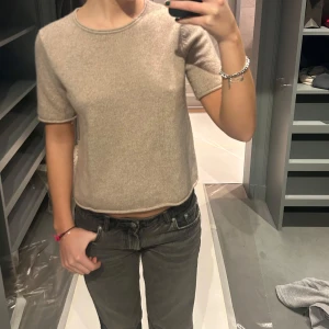 Cashmere topp - En cashmere t-shirt som är lite kortare i modellen, skulle söga att de är en storlek s/m