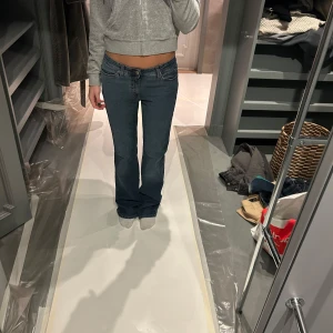 Blå jeans med bootcut - Snygga blå jeans med bootcut-stil och låg midja. Perfekta för en avslappnad look. Jag är 178, midjemått 39
