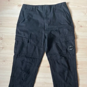   C.P. Company Cargobyxor - C.P. Company Cargos i storlek XL. längden på byxorna är 104 cm. PRISET ÄR INTE HUGGET I STEN.