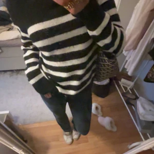 Randig svart och vit tröja - Säljer en snygg randig tröja i svart och vitt från hm. Tröjan har långa ärmar och en klassisk design som passar perfekt till jeans. Perfekt för en avslappnad stil.
