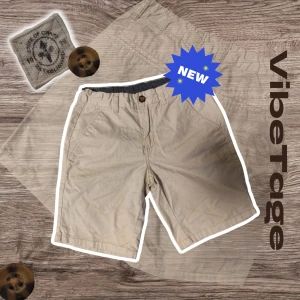 Beige shorts med knapp - Snygga beige shorts med knapp och dragkedja. De har en klassisk design med två framfickor och två bakfickor. Perfekta för sommar. Helt nya!