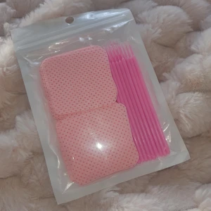 Rosa sminkverktyg i set - Ett set med rosa sminkverktyg som inkluderar luddfria pads och borstar. Perfekt för att applicera och blanda sminkprodukter med precision. Kommer i en praktisk förpackning.
