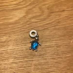 Pandora berlock  - En liten sköldpadda berlock i blå färg 