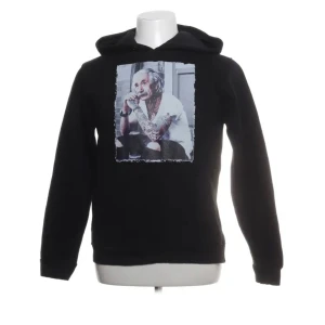 Svart hoodie med tryck - Snygg svart hoodie med ett tryck av en person på framsidan. Perfekt för en avslappnad stil. Hoodien har långa ärmar och en klassisk huva.