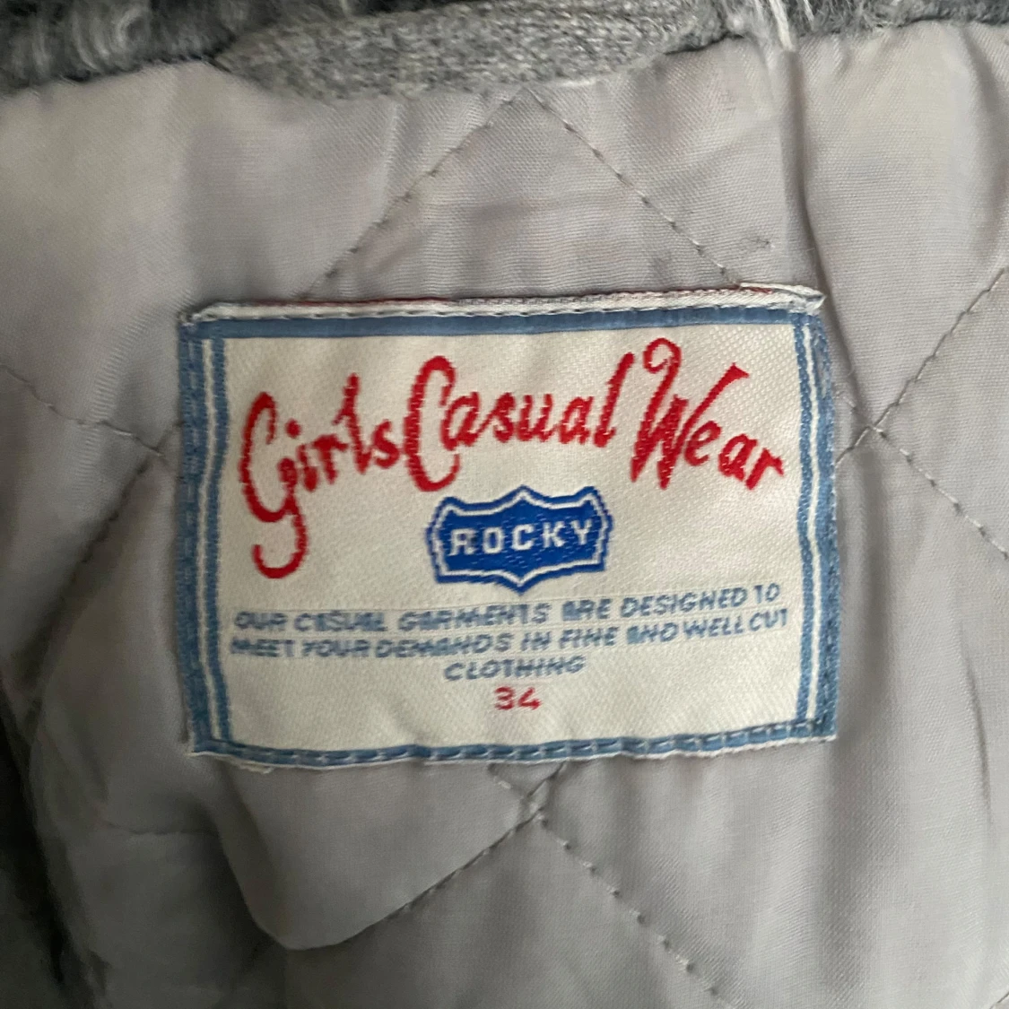 Grå kappa med fuskpälsdetaljer från Girls Casual Wear - 2