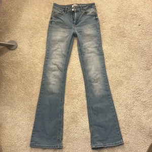 Blå jeans från ONLY - Ljusblå jeans från ONLY i storlek xs. De har slitningar längst ner som man ser på tredje bilden.