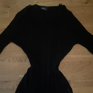 Svart genomskinlig ribbad tröja - Snygg svart tröja från KappAhl i storlek S. Tröjan har långa ärmar som är puffiga vid armarna ner till händerna och en elegant design som passar perfekt för olika tillfällen. Den är stretchig och det ger en fin passform.