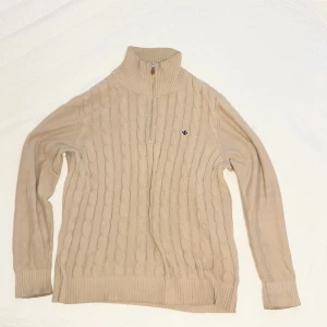 Beige stickad zip tröja från Morris - Säljer en beige stickad tröja från Morris med zip är i storlek XXL. Nypris ligger den på 1699kr säljer den för 600kr Vid minsta lilla fråga om tröjan skriv till mig. 