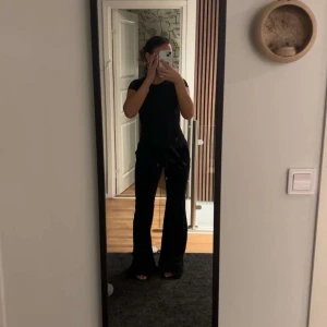 Juicy Couture byxor  - Säljer dessa svarta juicy byxorna i storlek M. Helt nya i princip men de kommer inte till användning så därav säljer jag dem. Denna modellen är lite mer utsvängd nertill istället för rak som ni ser på bilden. Jättesköna!! Nypris: 1200kr Mitt pris: 750kr + ev frakt. Vid fler bilder så hör av er. 