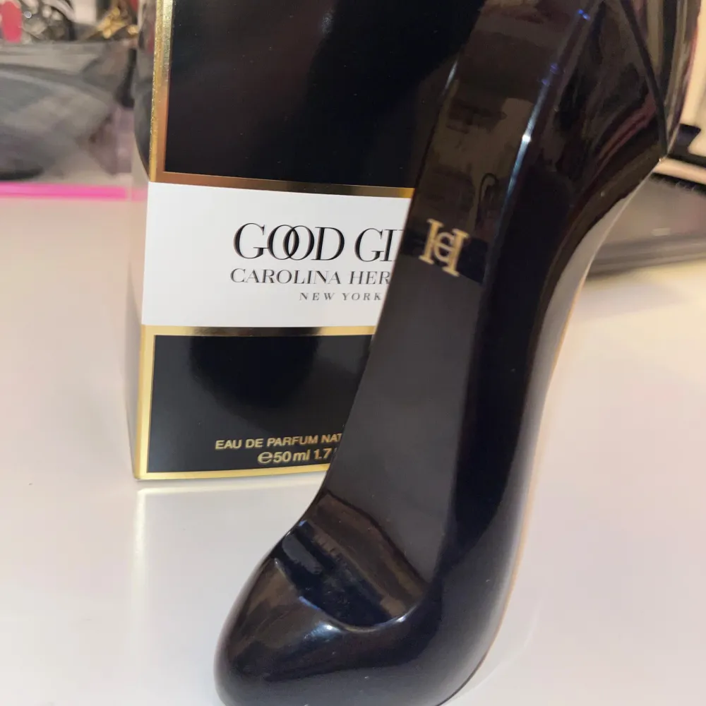 Säljer denna då den ej kommer till användning eftersom det inte är min typ av doft! Köptes för ca 1,1k och den är helt oanvänd. 50 ML.💞. Perfume.