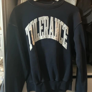  sweatshirt - Säljer denna sweatshirt som är super mysig men går även att klä up! 