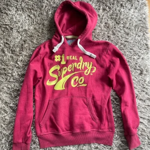 Röd hoodie från Superdry - Säljer en snygg röd hoodie från Superdry. Strl m. Bra skick. Skriv vid frågor.
