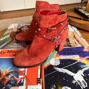 Röda mocka boots från Valentino - Snygga röda mocka boots från Valentino, de är i mycket bra skick och har i princip bara stått i hyllan och därför säljer jag de nu. Jag har tyvärr inte kvar lådan men en dust bag. Tveka inte att höra av dig om du undrar något.