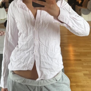 Ljusrosa randig skjorta - Säljer en ljusrosa randig skjorta från Boomerang💓