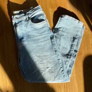 Ljusblå Mom jeans  - Snygga ljusblå jeans från Gina Tricot i relaxed Mom stil. Storlek 42 men kan nog även passa 40. Perfekt ljus färg för vår/sommar☀️