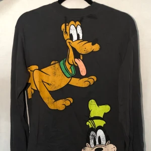 Svart långärmad tröja med Disney-motiv från H&M - ❗️TAR ENDAST EMOT SWISH, skriv t mig vid köp ❗️Säljer en svart långärmad tröja från H&M med ett färgglatt Disney-motiv. Använd nån gång 🤍