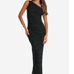 Svart balklänning - Så fin balklänning, storlek 38 (UK 10) men känns något mindre. Går ner till marken på mig som är 180🩷 Använd en gång på balen men i fint skick! Säljer också en likadan i storlek 40 (UK 12) - denna är däremot oanvänd! (Finns i en annan annons)