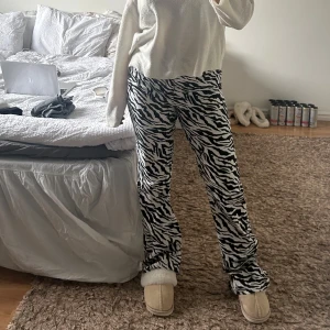 Zebramönstrade byxor - Zebra jeans, långa i benen 💕