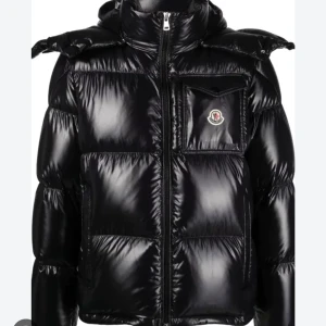  Moncler jacka  - Snygg svart pufferjacka från Moncler. ÄKTA, priset kan diskuteras 