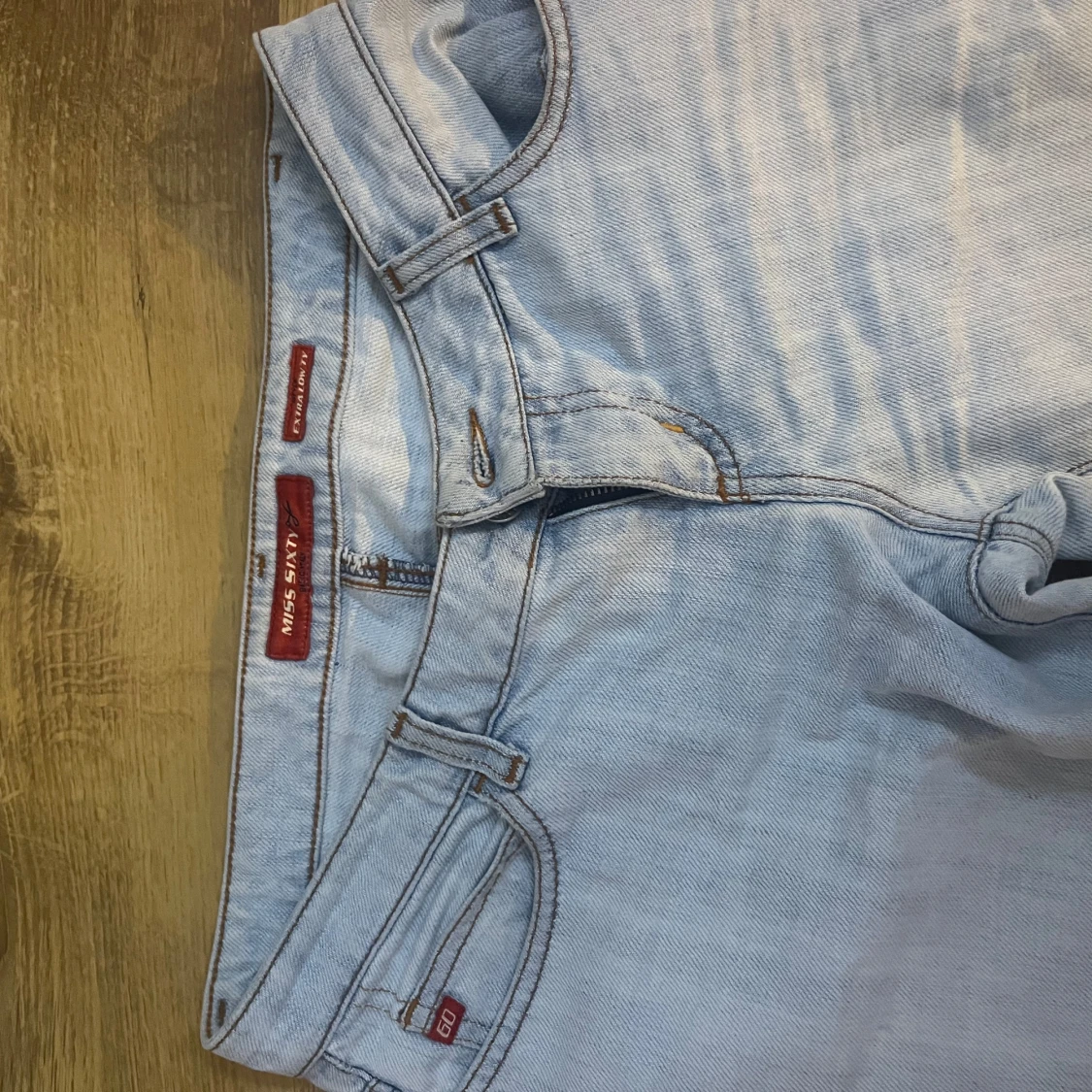 Ljusblå jeans med låg midja - 2