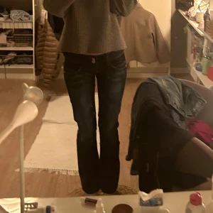 Mörkblå jeans  - Snygga mörkblå jeans. De har en klassisk bootcut-stil och en lågmidjad passform. Perfekta för en avslappnad look.