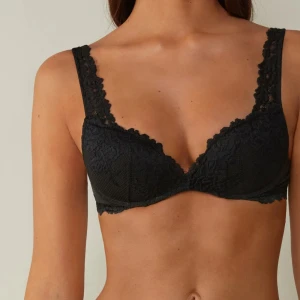 Intimissimi Bh - Jättefin Intimissimi bh som endast är använd max 2 gånger, inga tecken på användning eller defekter alls! Strl 75C men ganska liten i strl så passar 75B skulle jag säga. Köpt för 600 kr💞 Egna bilder finns vid intresse🖤