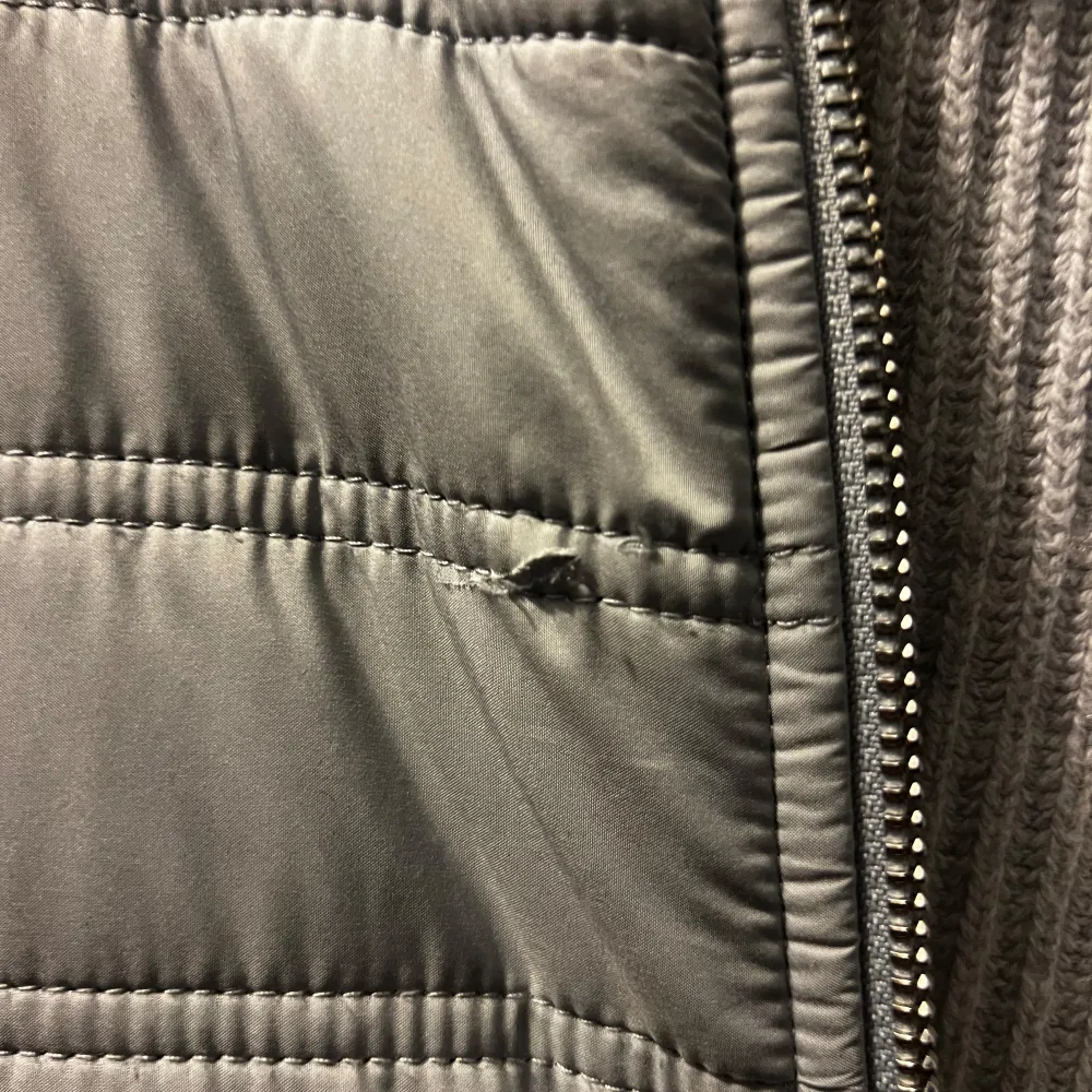 Säljer en stilren grå quiltad cardigan från Reiss i storlek S. Jackan har en dragkedja framtill och ribbade ärmar och krage. Säljer den för jag behöver kapital, inte bästa skicka då den har en liten slitning på vänstra bröstet. Men annars är det inget fel på den. Har bevis att den är köpt från Reiss, om ni är skeptiska. Priset är inte hugget i sten, dvs att jag kan gå ner vid snabb affär samt pga av slitningen.. Takit.