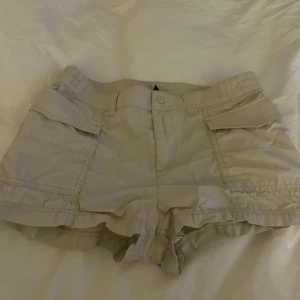 Beige shorts från H&M Divided - Snygga beige shorts från H&M Divided med lite cargo stil.