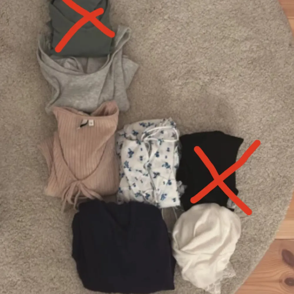Sellout!💗En mix av olika toppar och tröjor i varierande färger och mönster. Pris varierar: första bilden 200kr per plagg. Andra bilden 50kr per plagg. Skriv för mer information och bilder på specifika plagg💗. Puserot.