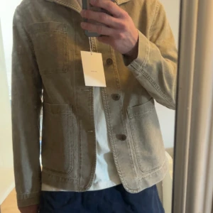 Beige Jeansjacka från Zara - Beigefärgad jeansjacka från Zara. Strl S. Helt oanvänd, med prislapp och kvitto kvar. Nypris 1195kr. Skriv vid fler bilder av jackan eller andra funderingar!💫🤝🏻