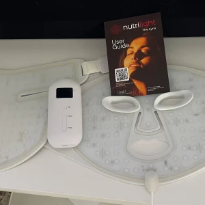 LED-mask från Nutrilight -  LED-mask The Lynx från Nutrilight.  Masken har justerbara inställningar för tid och ljusfärg efter behov.  Använd fåtal gånger. Nypris 3999kr. Mask för ansiktet och delkoltage.         Specifikation : LED Typ：Rött ljus (630nm) , Blått ljus (470nm) , Grönt ljus (520nm), Gult ljus (590nm) , Lila ljus, Cyan ljus och Vitt ljus Våglängd: 470nm and 630nm Antal LED：Led-pärlor ansikte: 105, Led-pärlor hals: 114 Kraft: 5W Batteri kapacitet: 2000m AHVikt: 645g mask & kontroll