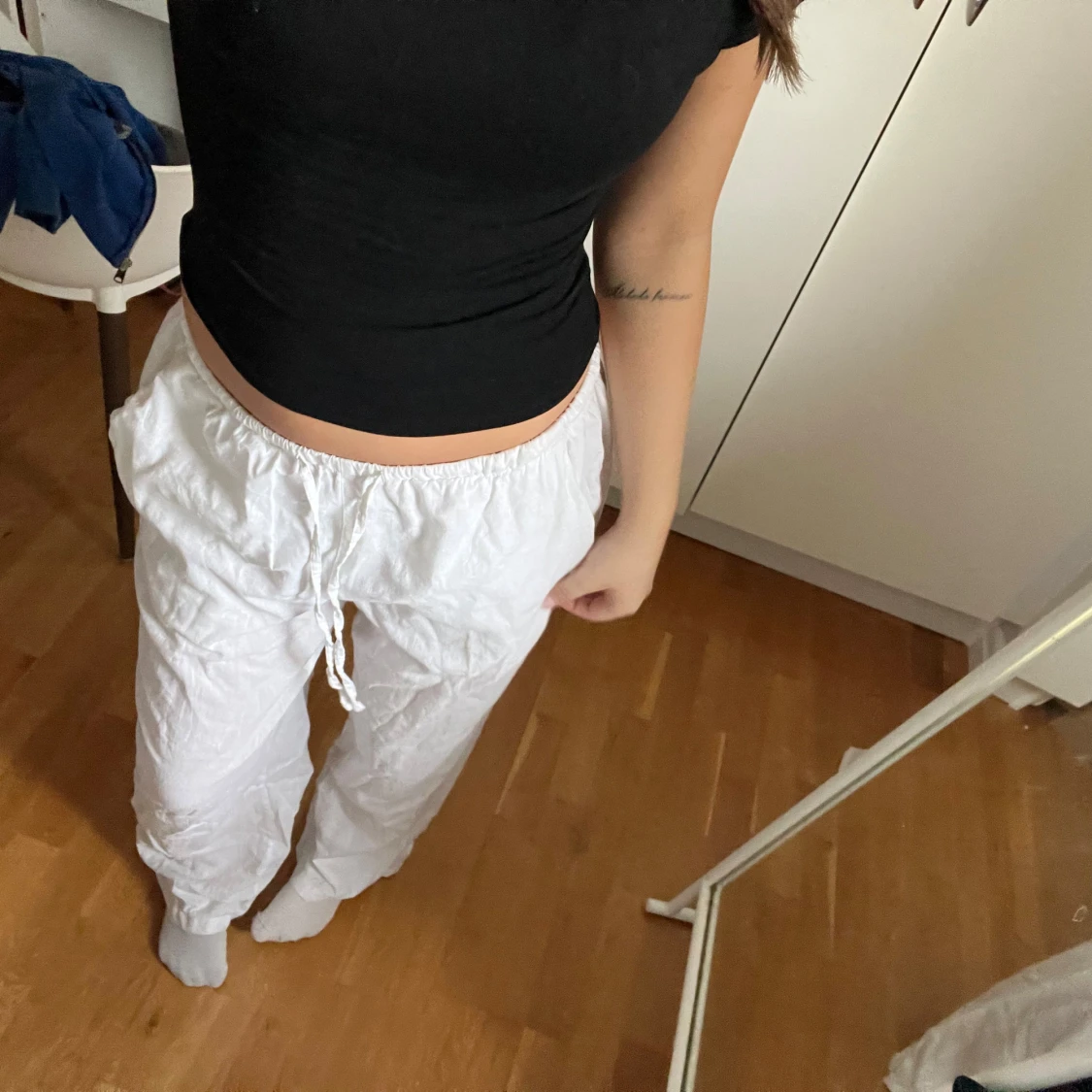 Vita linnebyxor med snörning