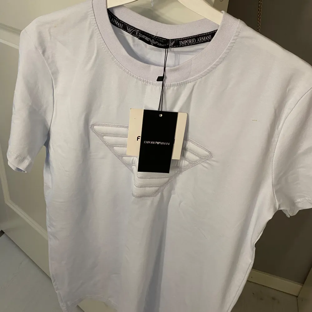 Säljer en Hugo boss T-shirt i svart och en Armani T-shirt i vit.Helt oanvända!  300st Storlek s på båda men båda är ändå stora i storleken. T-shirts.