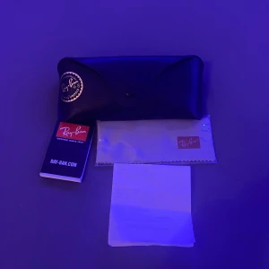 Raybands solglasögon tillbehör  - Säljer tillbehör såsom kvitto, box osv. Tappade bort mina raybands på bussen. Därför säljer jag tillbehören eftersom jag inte har solglasögon mer. 