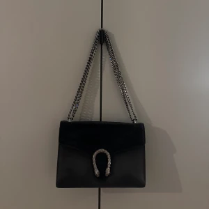 Fin svart väska i sammet och läder - Superfin väska i sammet och läder, har även en ficka på baksidan. Aldrig använd! 