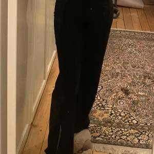 Svarta kostymbyxor från Pull&Bear - Säljer ett par svarta kostymbyxor från Pull&Bear i storlek XS. De är högmidjade och har en snygg bootcut-stil som passar perfekt till både vardag och fest. Byxorna är i bra skick och gjorda av ett bekvämt material som sitter skönt hela dagen.