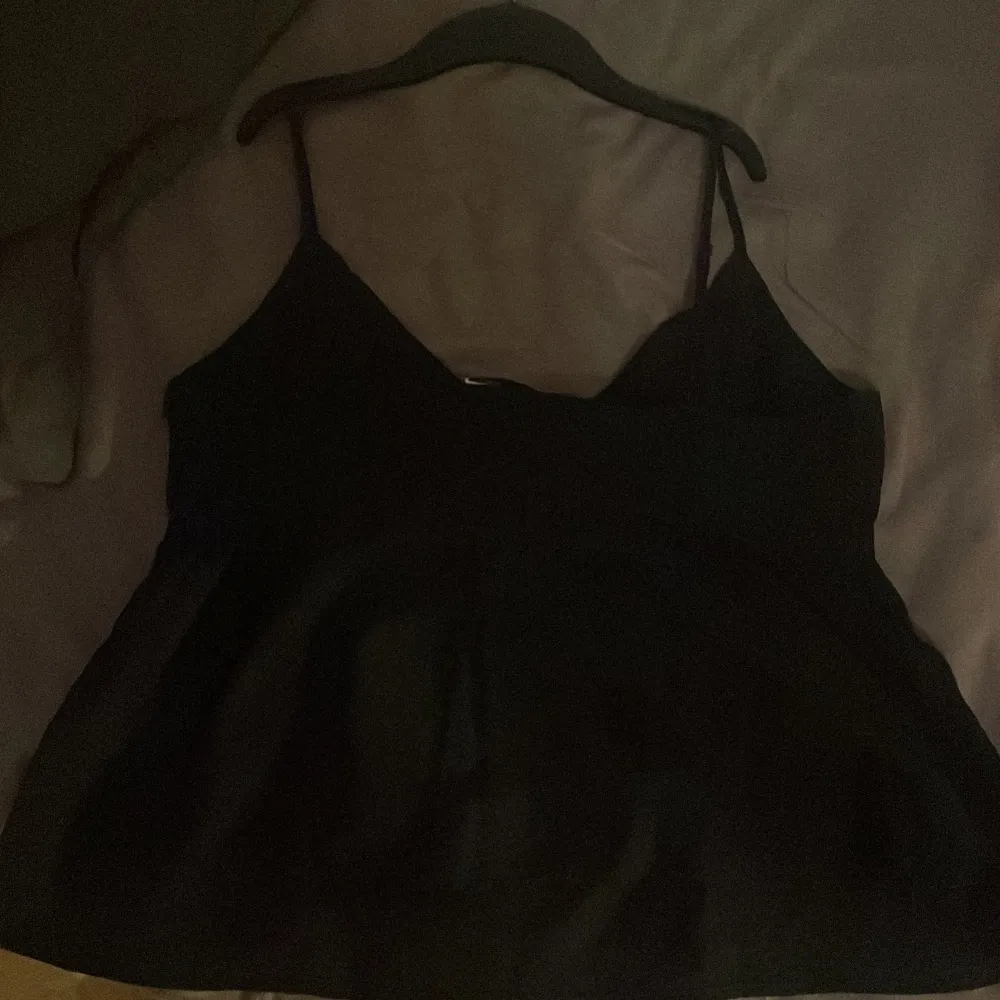 Jätte söt blus från vero Moda som aldrig har används för att den är för liten vid bysten annars sitter den jätte fint. Skulle säga att den passar L men M också . Puserot.