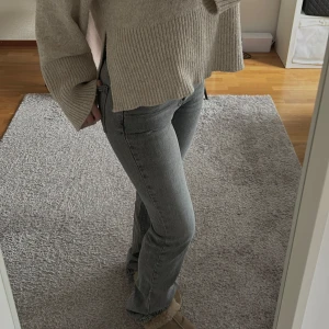 Gråa jeans  - Jätte fina gråa jeans! Tyvärr är dem försmå i midjan på mig. Använt dom mycket men inget syns!🩶🩶