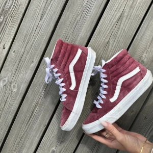 Vinröda vans - Säljer mina såå snygga vinröda vans! Älskar dessa, går inte att köpa längre!🍂🍂🤎