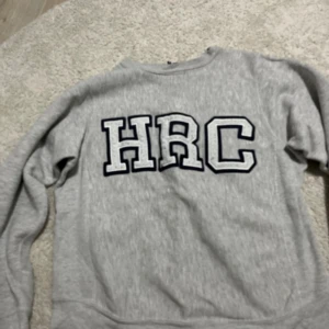 Tröja dam - En skön tröja, knappt använd.   Fin skick, storlek M tror jag.  Mått: bredd(Axel) 38cm, längd: 60 cm