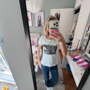 Brandy melville t-shirt - Så fin brandy tröja, kan använda till vardags eller hemma!! Bra skick💕